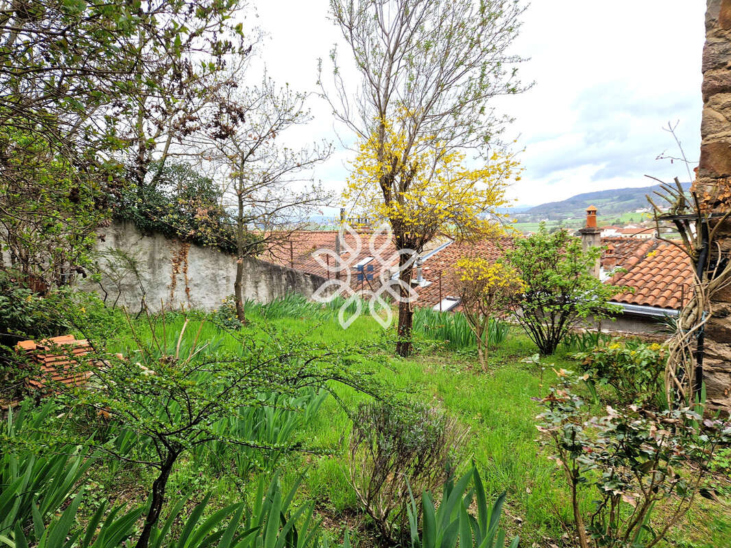 Maison avec jardin, terrasse, dépendances et fort potentiel - photo 11