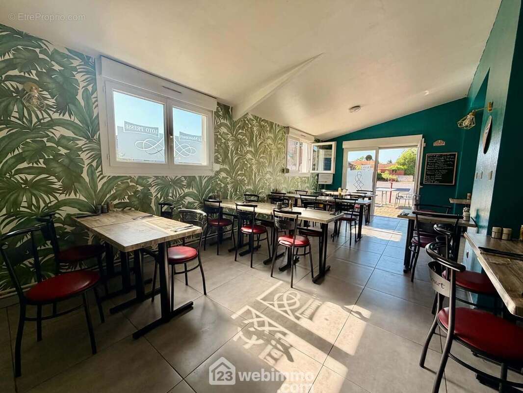 Cette grande salle de réception pourra aisément être transformée en un spacieux séjour familial ou en espace de vie convivial - Appartement à MORCOURT