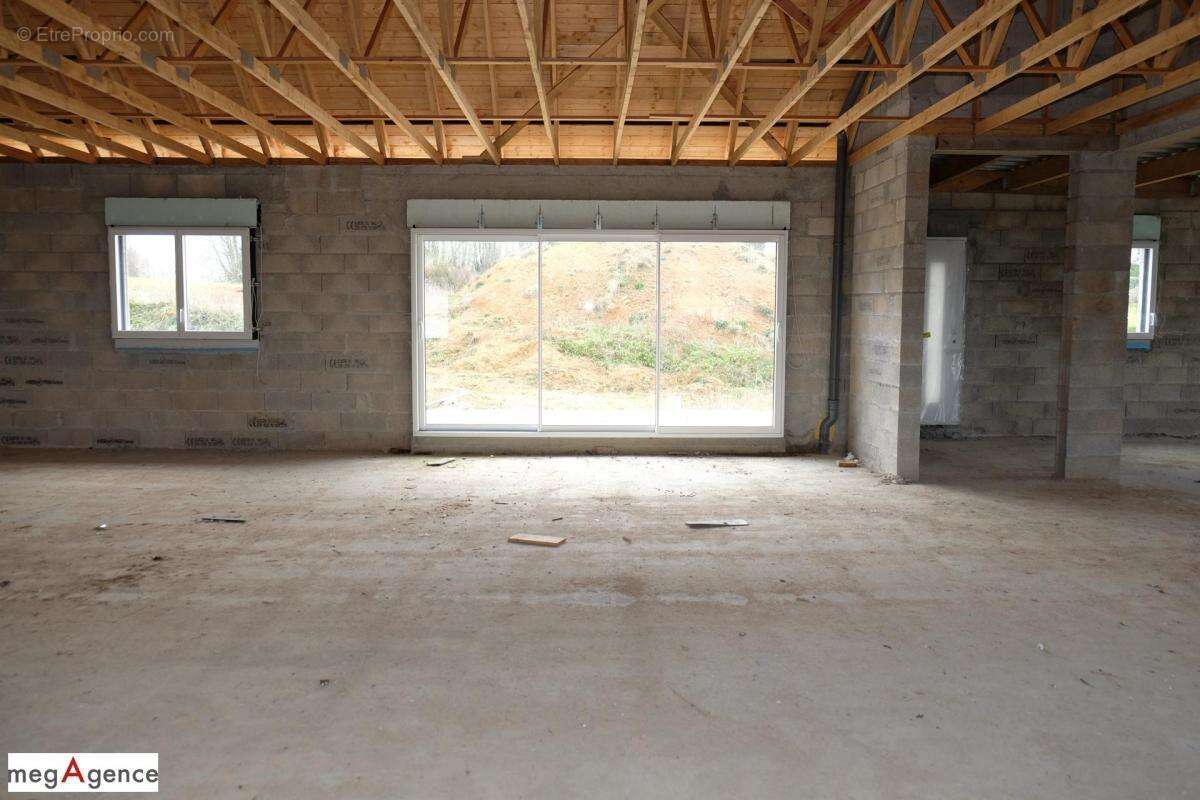 Maison à SAINT-GERMAIN-LES-VERGNES