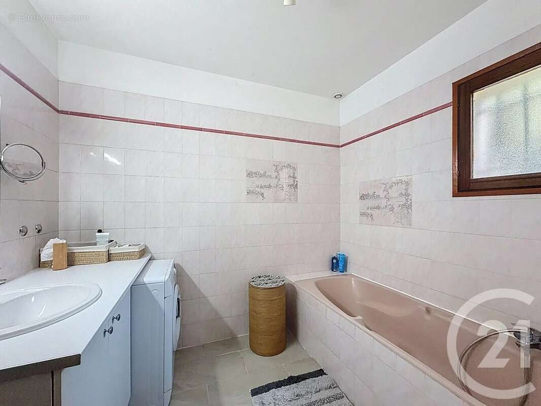 Maison à LA ROQUETTE-SUR-SIAGNE