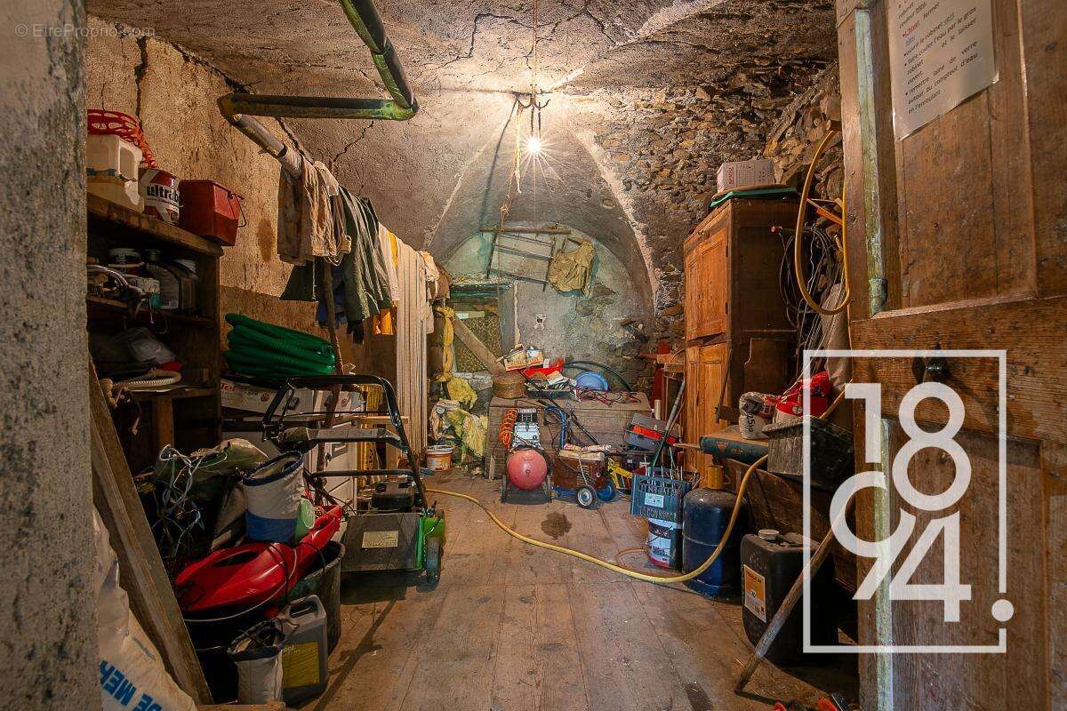 Maison à rénover à vendre Enchastrayes 04 (04400)  150.30 m²  30.05 m² annexes  - photo 13