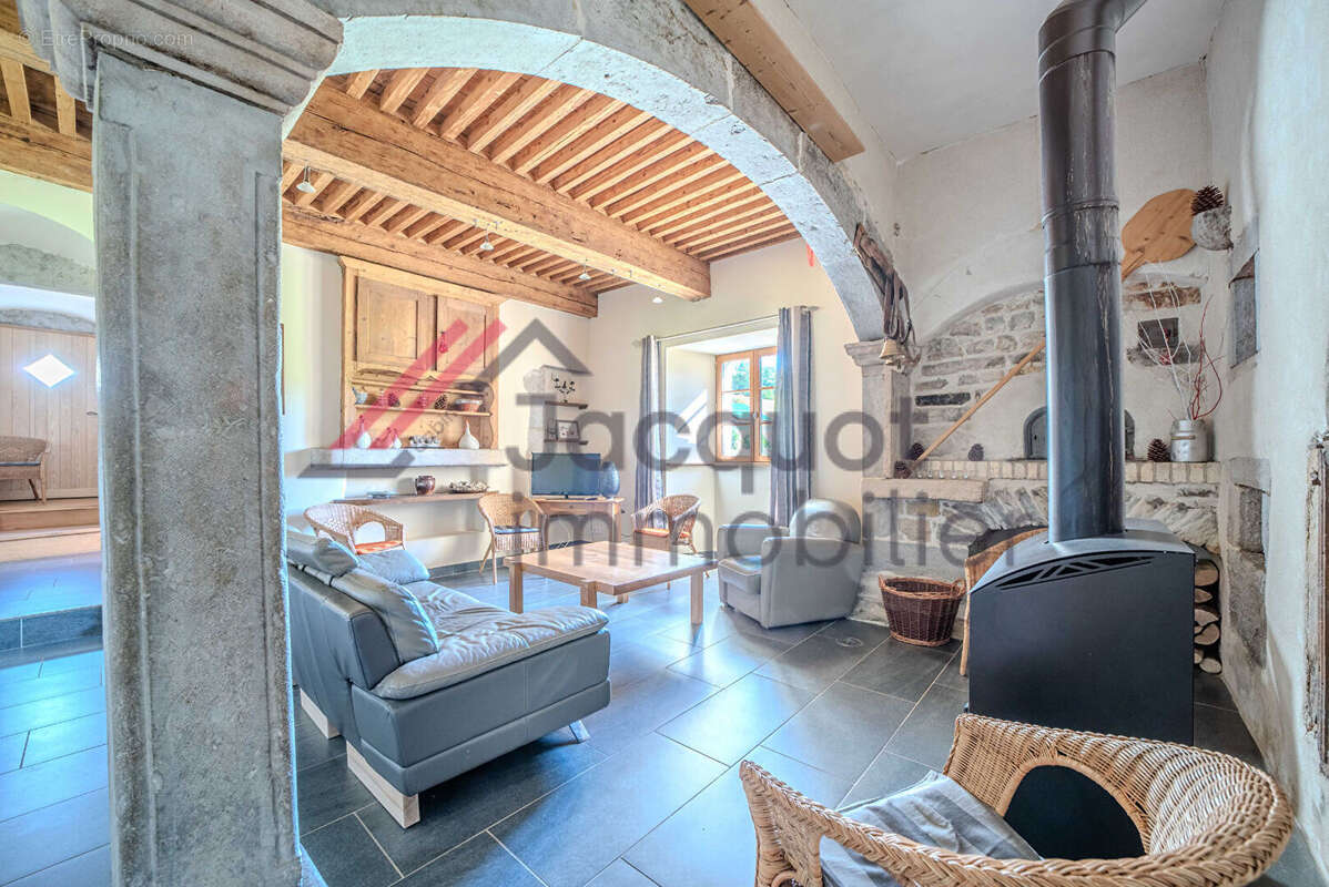 Maison à ENTRE-DEUX-MONTS