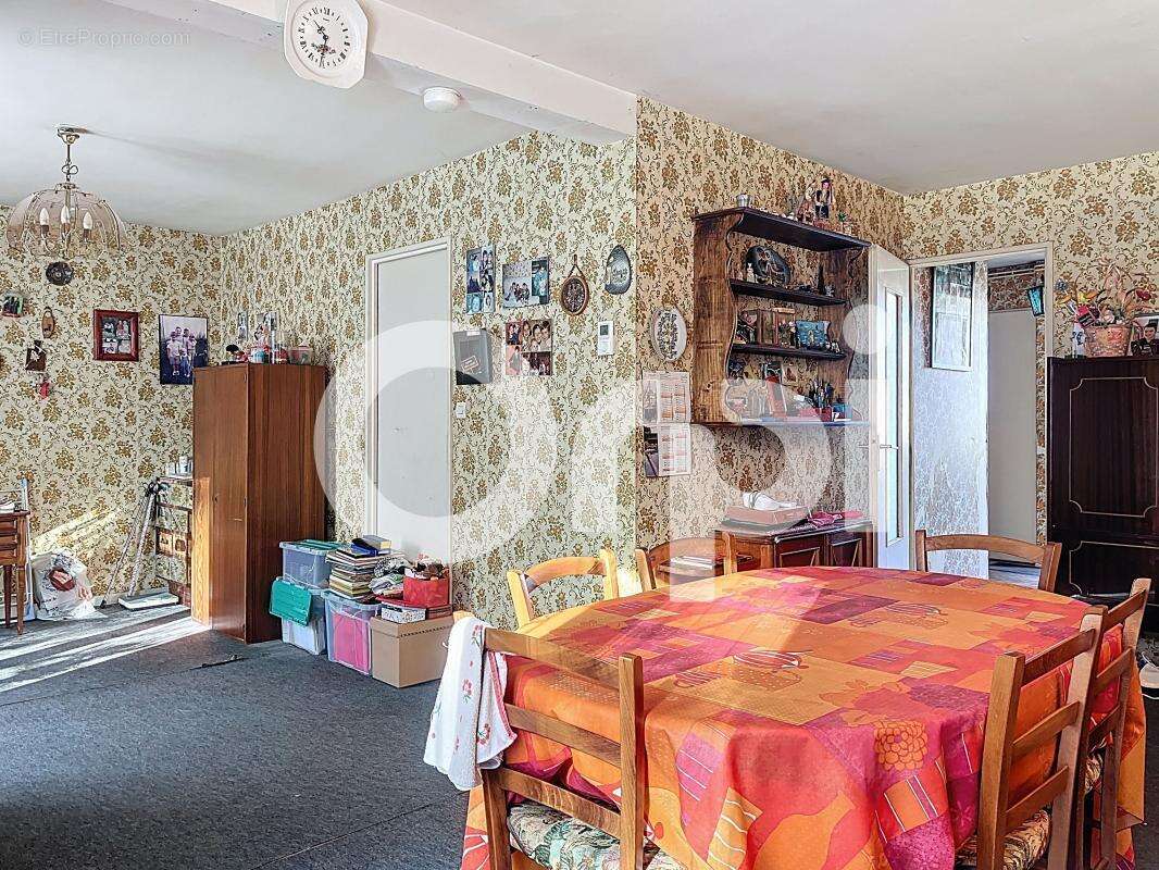 Maison à SAINT-PANTALEON-DE-LARCHE