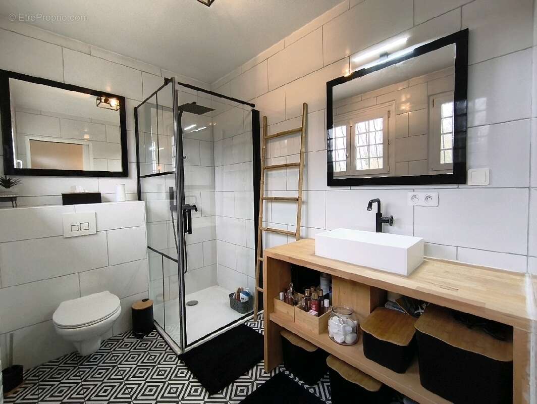 Maison à VALLANGOUJARD