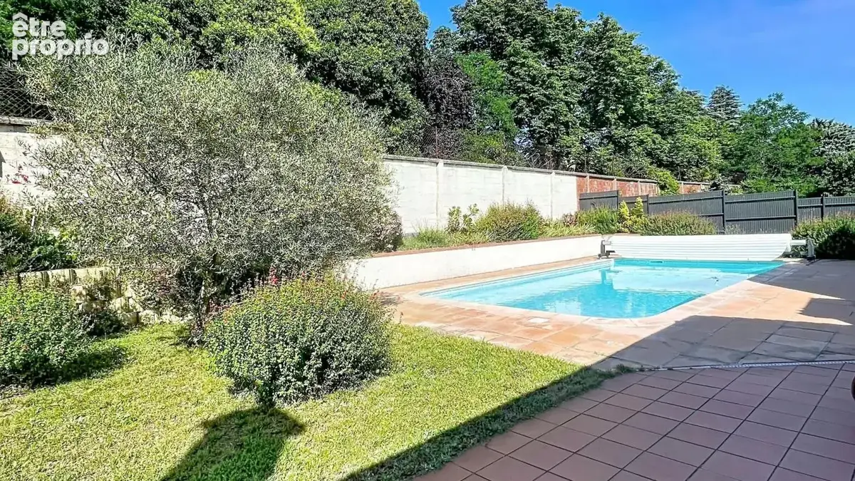 Rare maison familiale individuelle – T7 de 197 m² sur une parcelle de 631 m² avec piscine et garages, dans un cadre résidentiel  - photo 2