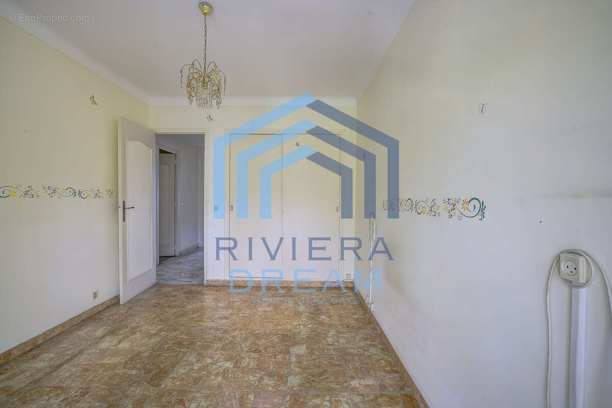 MENTON - Face a la mer, appartement type 3 avec terrasse, cave et parking. - photo 11