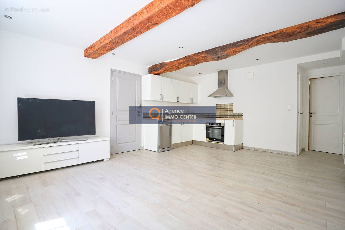 Appartement à SOLLIES-TOUCAS