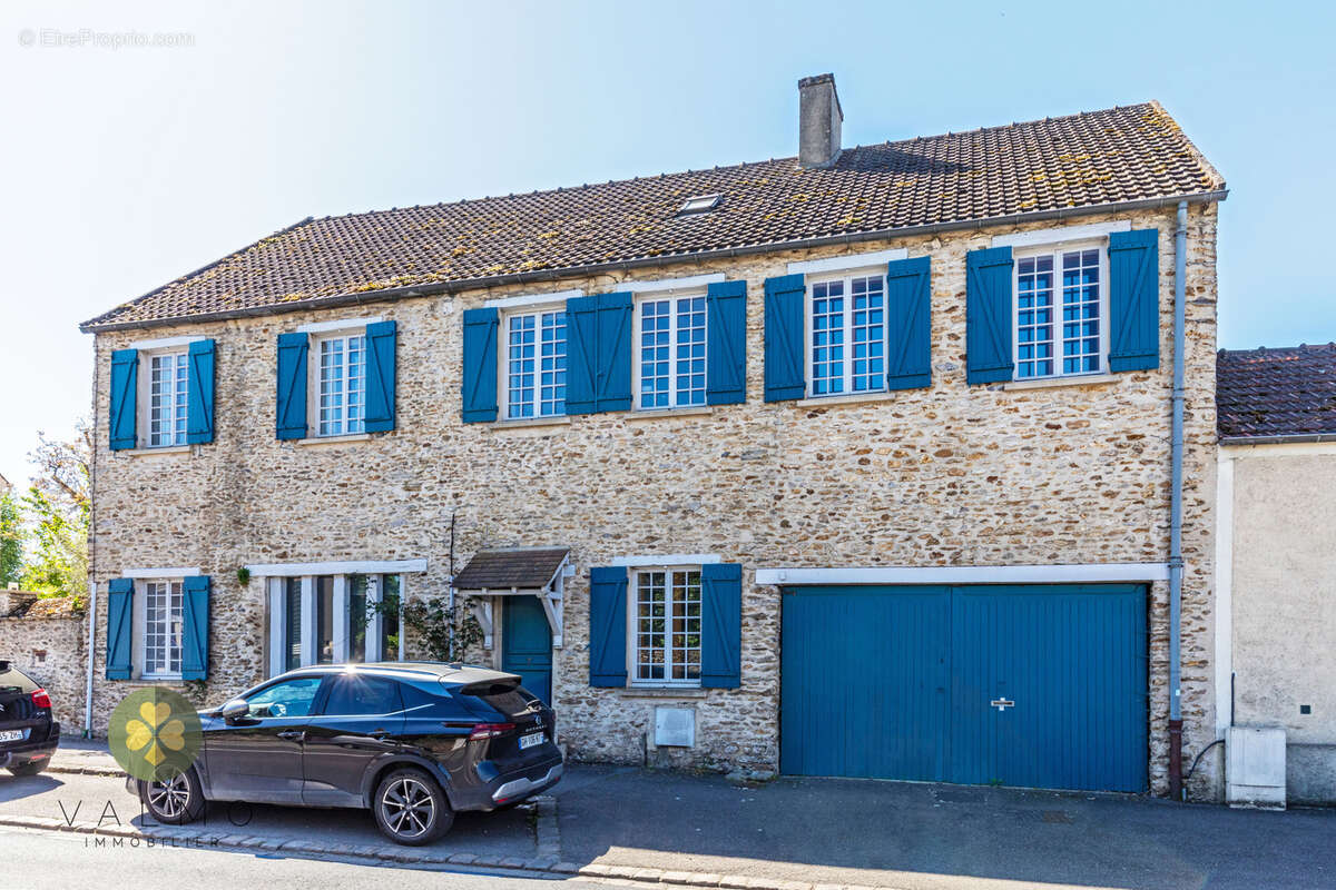Maison à LA QUEUE-LES-YVELINES