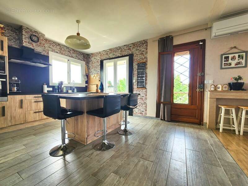 Maison sur deux niveaux 5 chambres Garages à vendre sur la commune de  PINEUILH (33) - photo 6