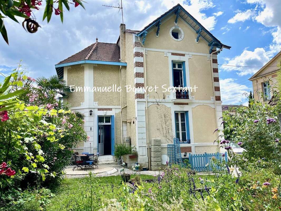 Grande maison bourgeoise fin 19ème, centre-ville, tous commerces à pied, jardin, garage, terrasses - photo 7