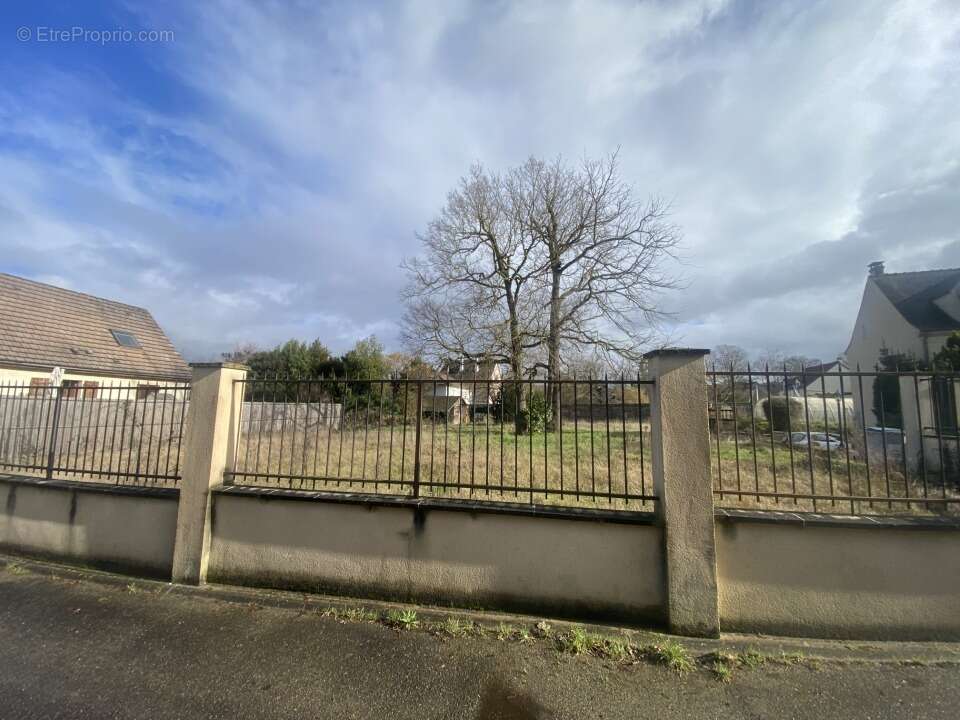 Terrain à LES MUREAUX