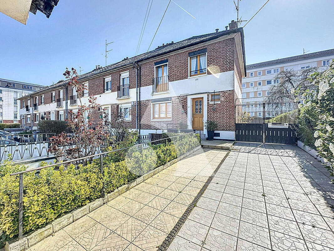 Maison à QUIEVRECHAIN