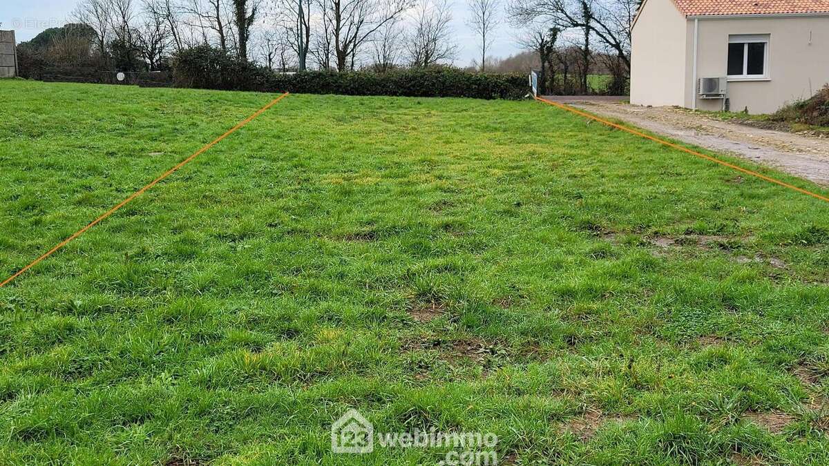 Possibilité de construction surface plancher de 249m² - Terrain à LA JONCHERE