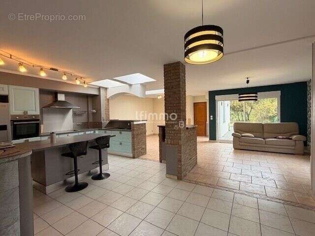 Maison à QUIEVRECHAIN