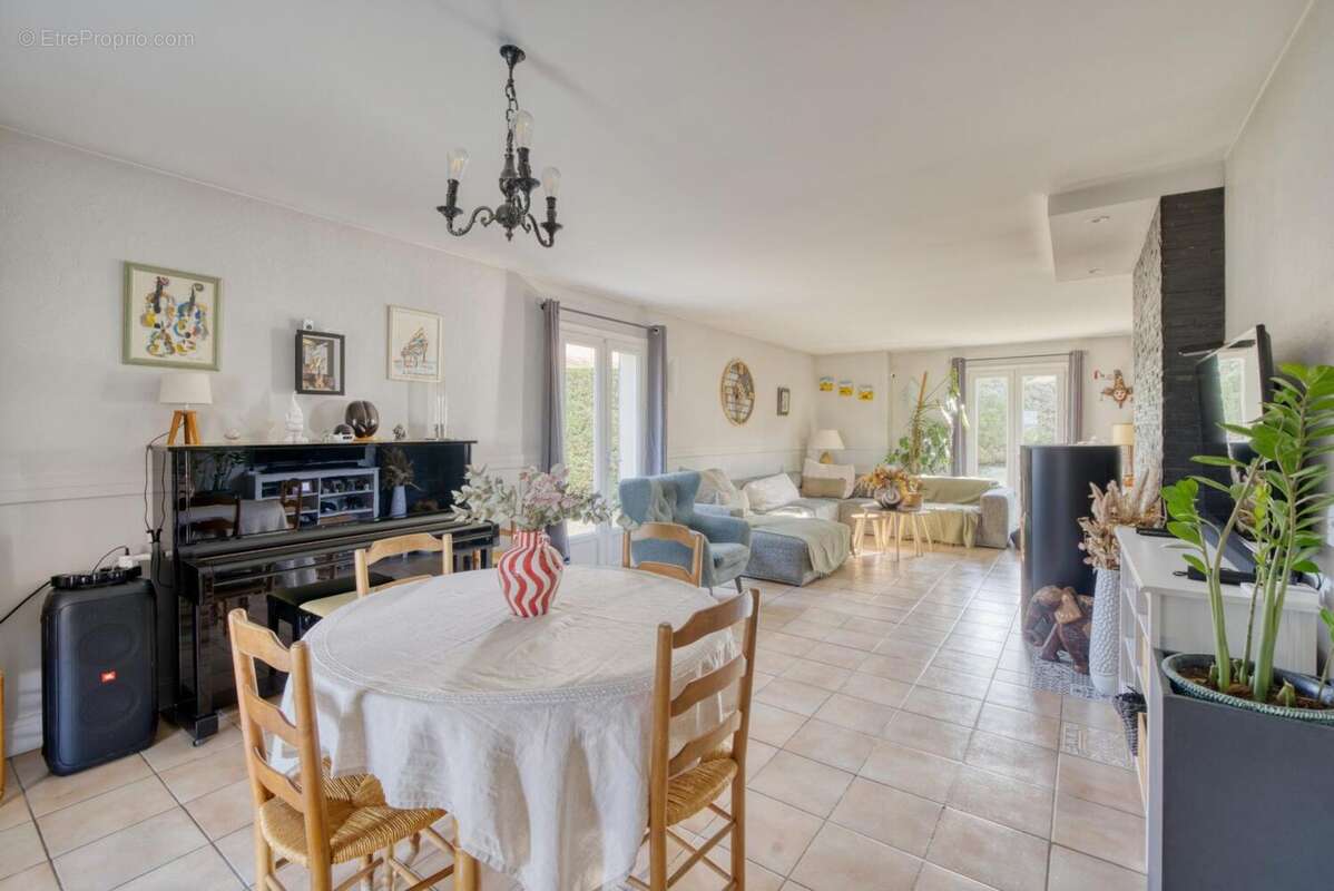 Maison 217 m² à Saintes  - photo 3