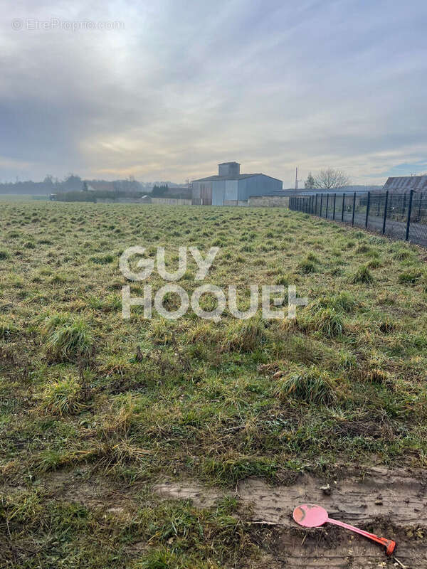 Terrain à MARCILLY-LA-CAMPAGNE