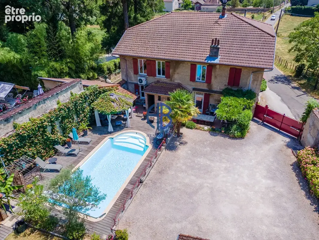 Élégante demeure de caractère aux volumes généreux, avec piscine et cinq suites, au coeur d'un environnement préservé - photo 2