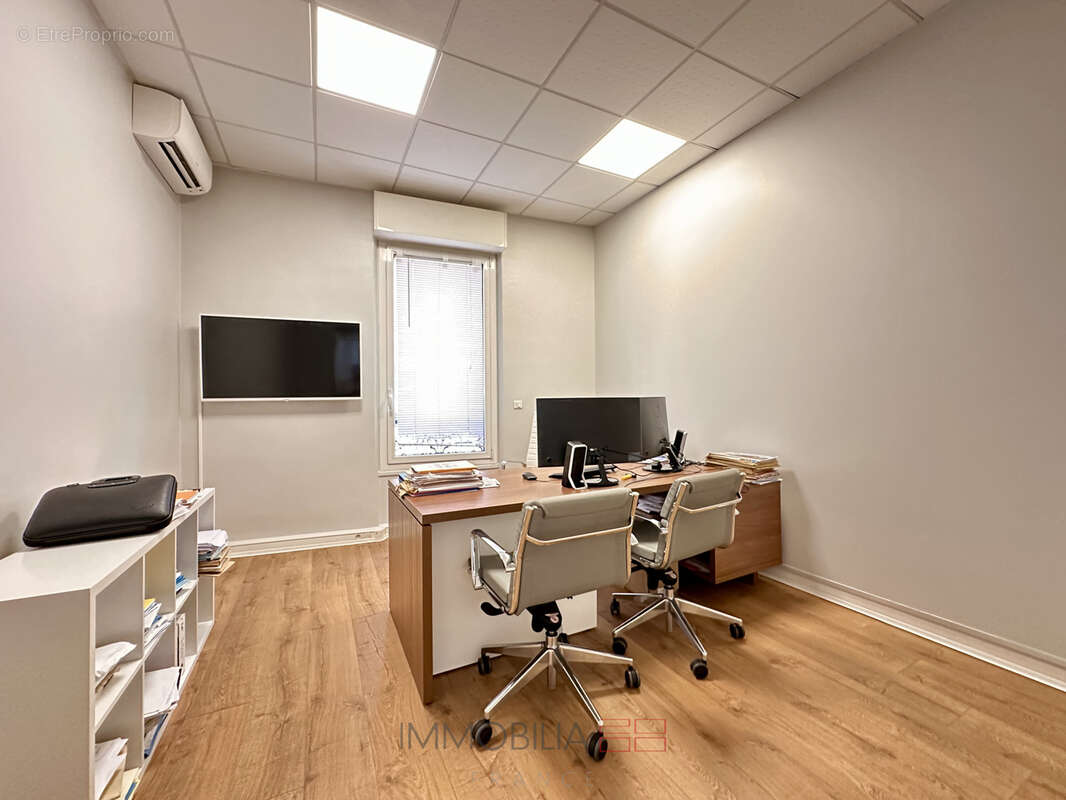Frontière Monégasque -  Local Professionnel 165 m2 transformable - photo 8