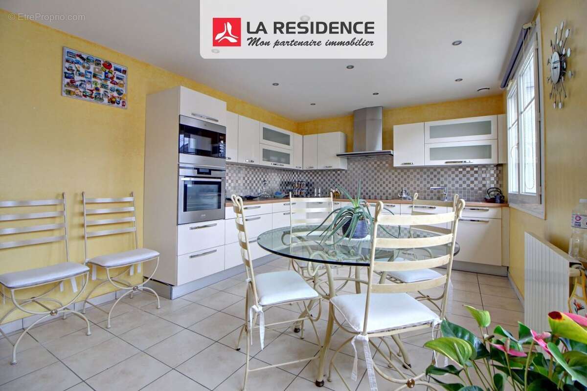 Maison à CHANTELOUP-LES-VIGNES