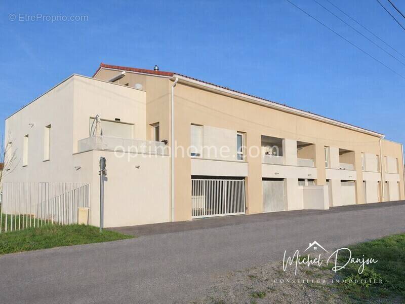 Appartement à PINS-JUSTARET