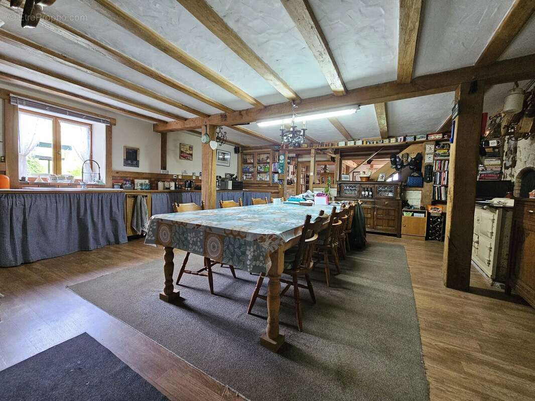 Grange exceptionnellement rénovée avec dépendances, atelier et vue panoramique. - photo 5