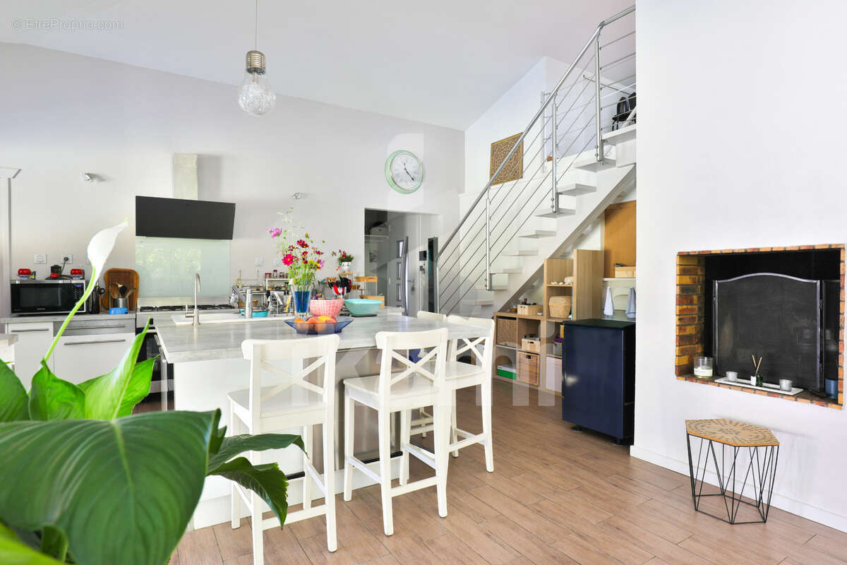 Superbe propriété avec piscine, dépendances et jardin paysager à deux pas des commodités - photo 2