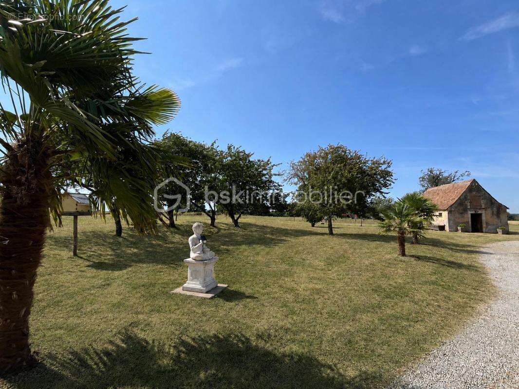 Propriété et bâtiments annexes sur belle parcelle terrain - photo 3