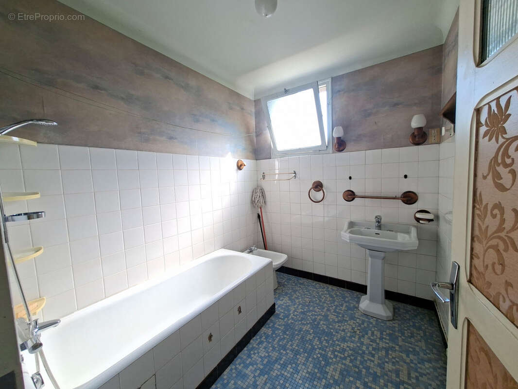 Grande maison de 130 m2 avec garage, dépendance et vastes abris sur jardin clos   Lagor (64170) - photo 11