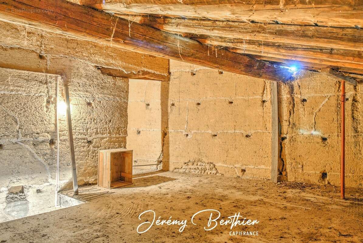 GENAY (69) - Grange de 140 m² - 4 pièces - 434 m² de terrain - Fort potentiel - photo 17