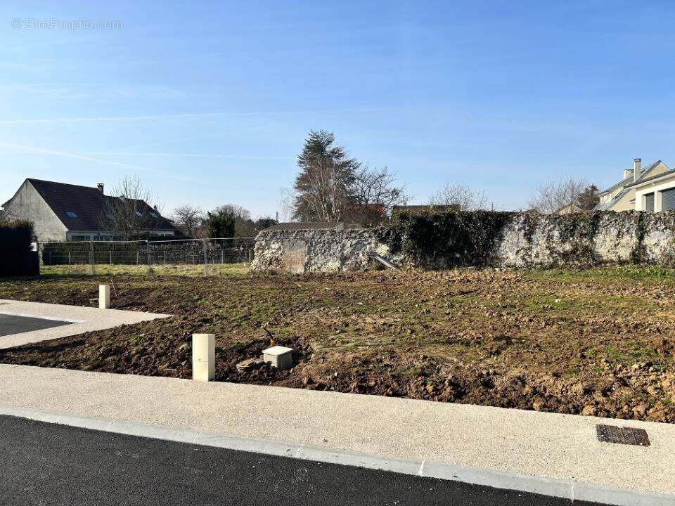 Terrain à FONTENAY-TRESIGNY