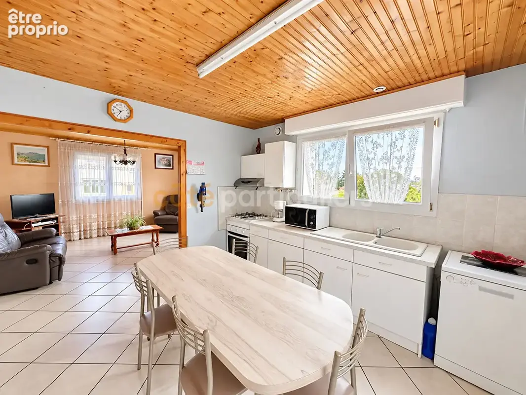 Mortagne-sur-sèvre - maison familiale 5 à 6 chambres - double garage - beau potentiel - photo 2