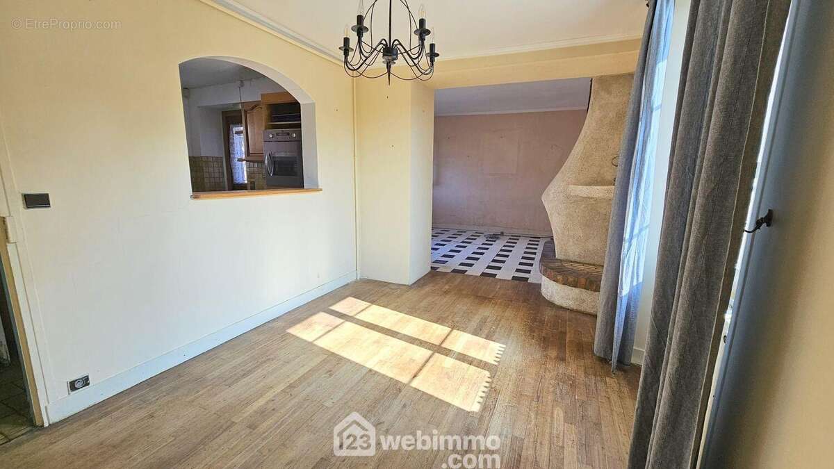 Une salle à manger avec un accès direct sur la cuisine. - Maison à MOIGNY-SUR-ECOLE