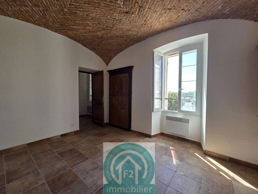 Appartement et cave dans un immeuble ancien au centre d'Aleria - photo 6