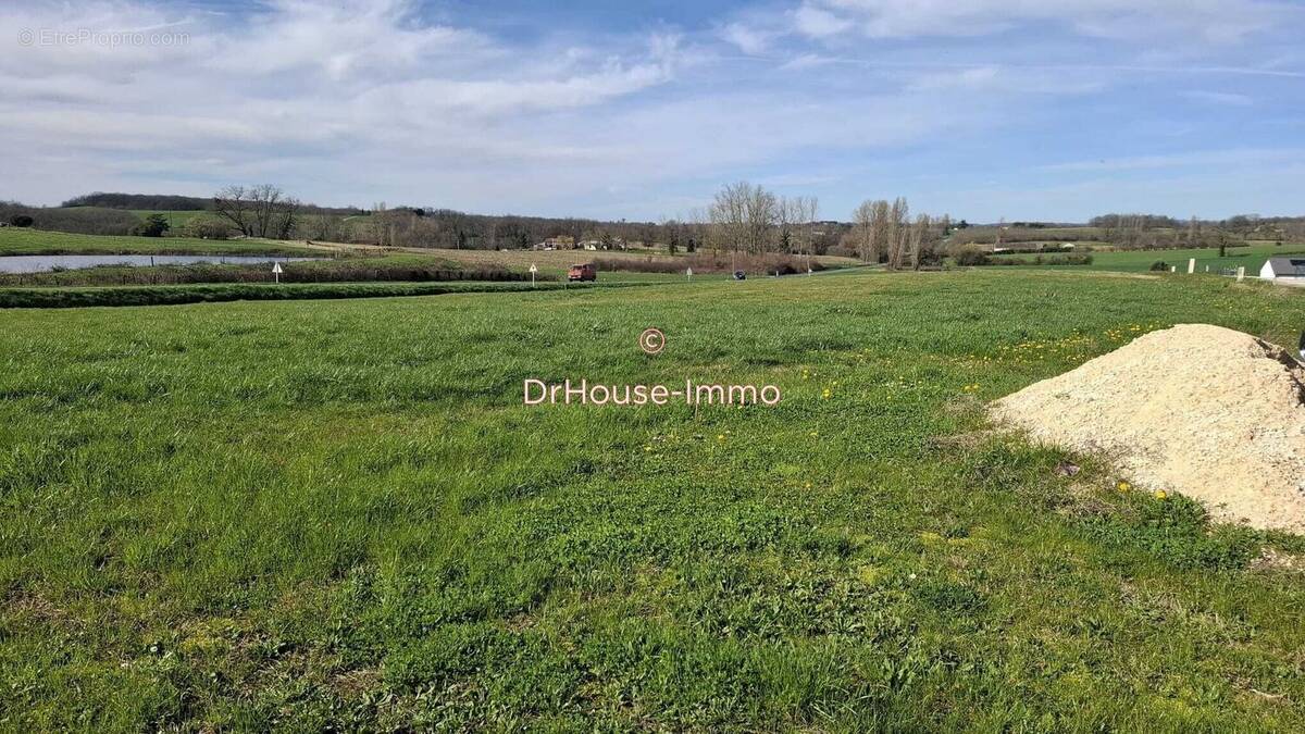 Terrain à ARMILLAC