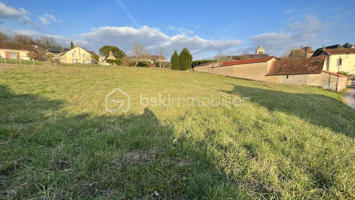  Terrain constructible – 2 400 m² – Peyrignac (Dordogne) - photo 3