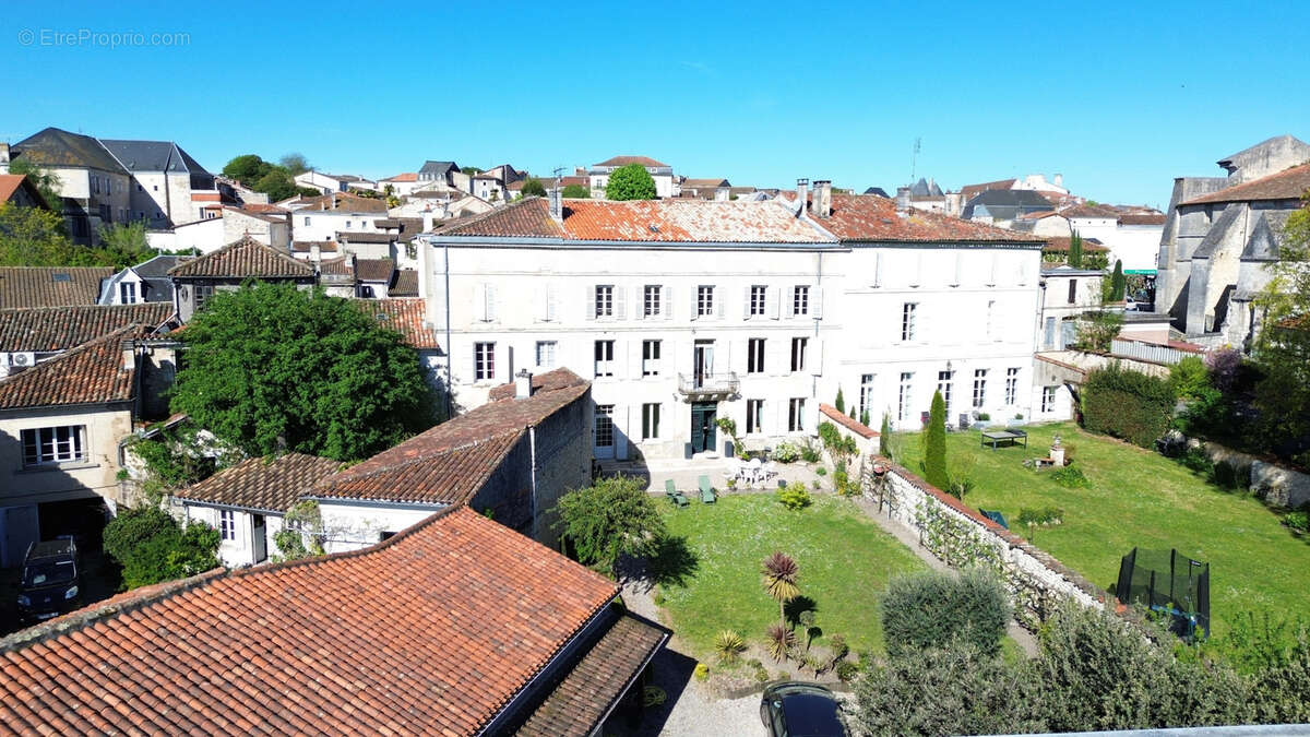 Maison à BARBEZIEUX-SAINT-HILAIRE