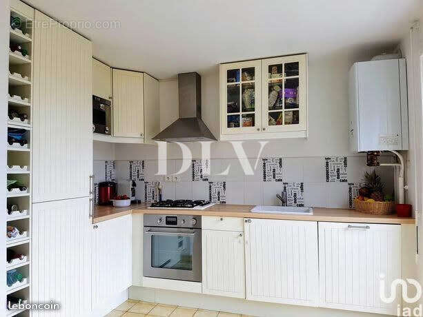 cuisine aménagée et équipée - Appartement à FONTAINEBLEAU