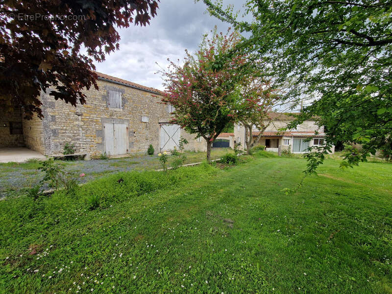Maison à vendre 5 pièces SAINT CREPIN (17) - photo 2