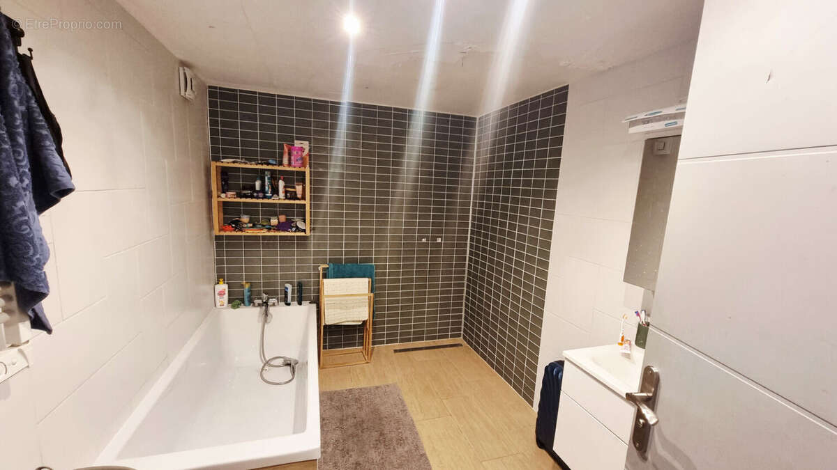 Maison à MONTREAL-LA-CLUSE