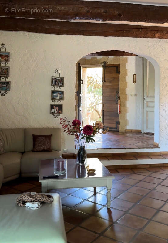 Propriété à vendre entre Peynier et Trets sur plus d'un hectare, maison principale environ 225 m2 - photo 4