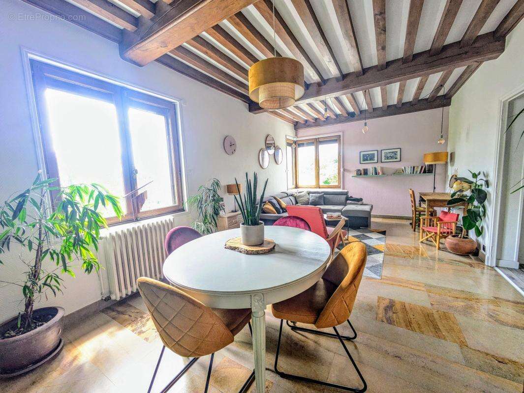 À vendre – Maison individuelle 2 chambres + bureau au centre de Charnay Les Mâcon - photo 2