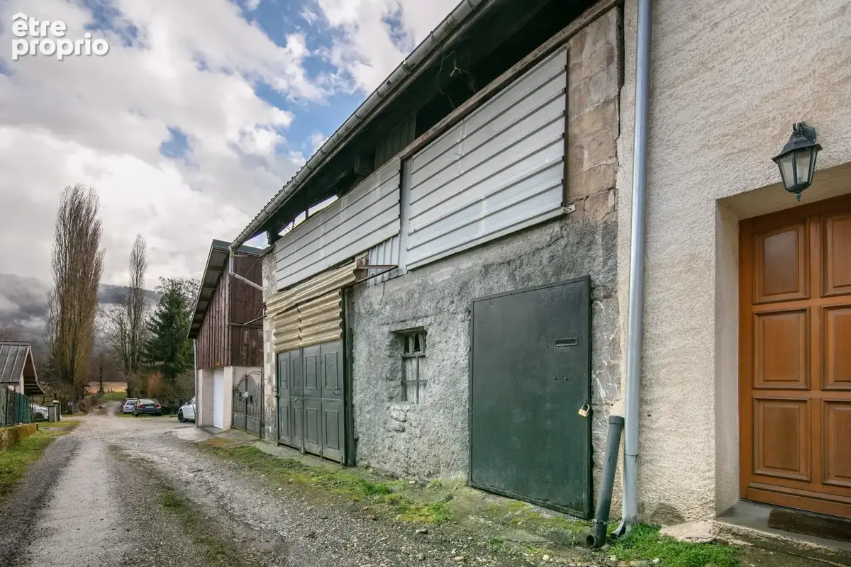 Grange constructible a renover avec jardin - sainte helene du lac - photo 3