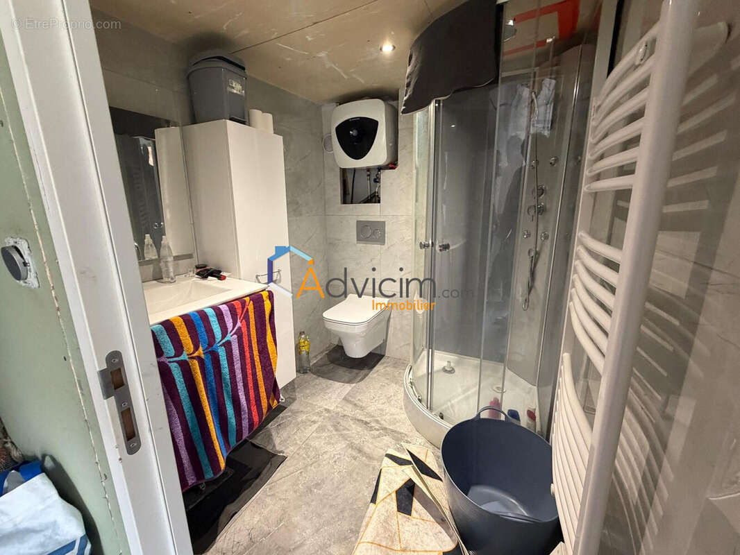 Salle d'eau extérieur - Maison à SAINT-CHAMOND