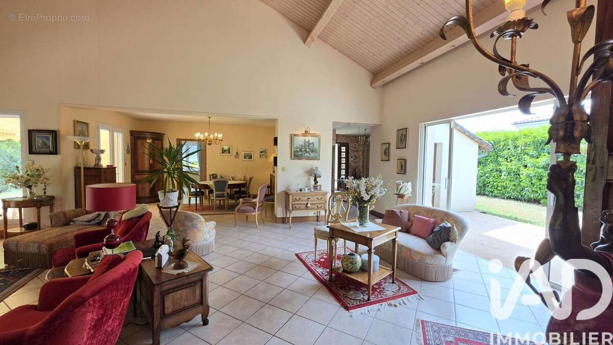 Maison 229 m² à Migne-Auxances  - photo 8