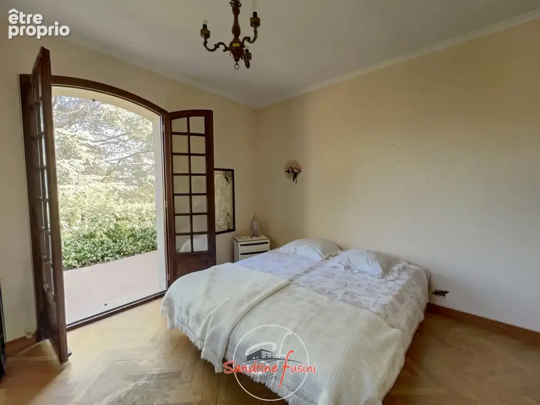 Villa de caractere - beaux volumes - piscine et terrain - photo 11