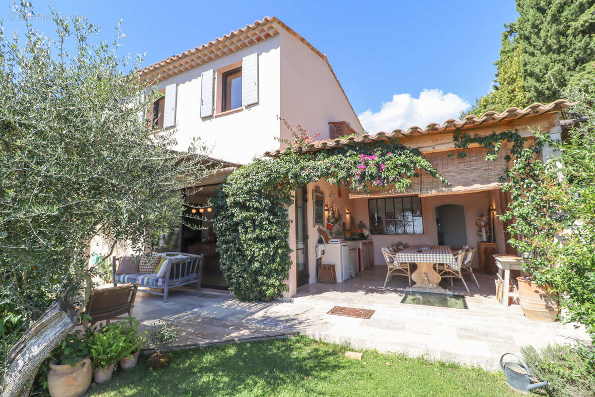 Maison à CHATEAUNEUF-GRASSE