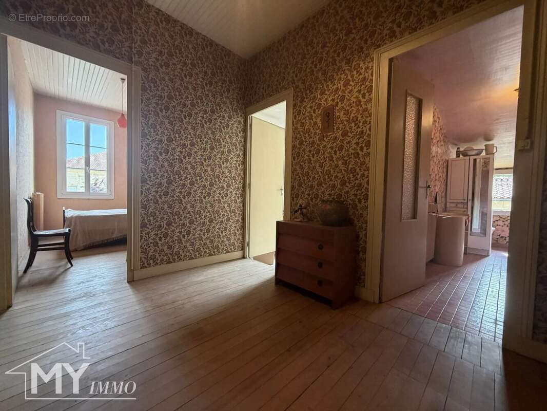 ST PEY DE CASTETS : Ensemble immobilier avec commerce et dépendances - photo 10