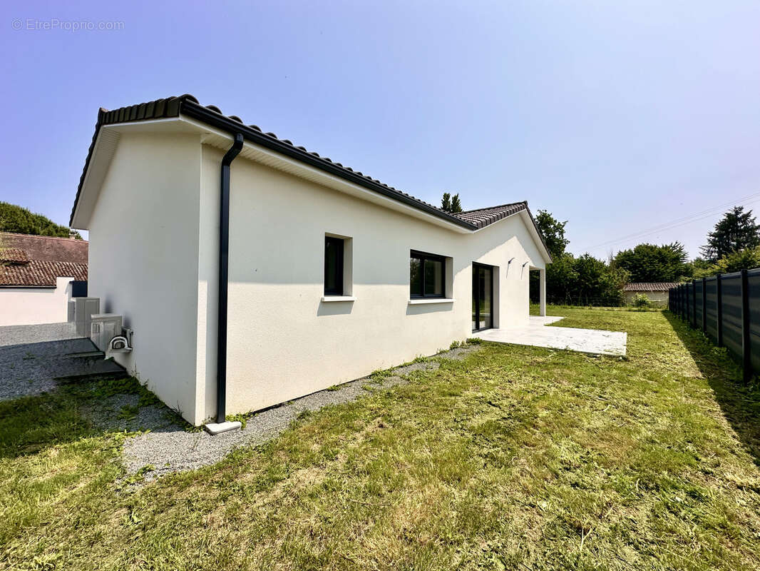 Maison à COURS-DE-PILE