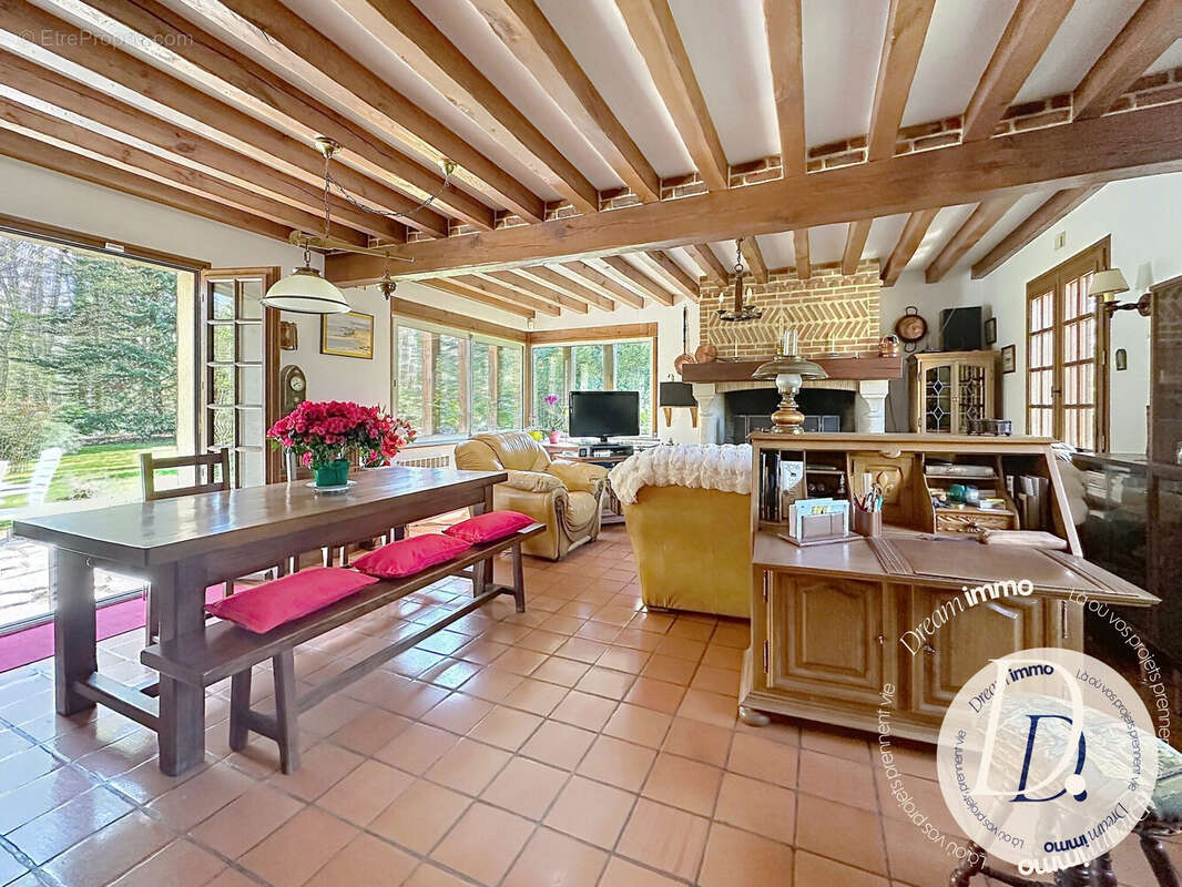 Pièce de vie avec cheminée, vue jardin. - Maison à CIVIERES