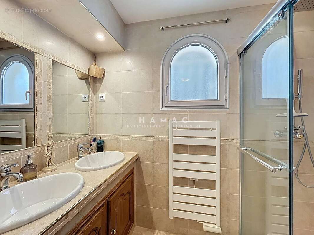 Maison à LA TOUR-DE-SALVAGNY